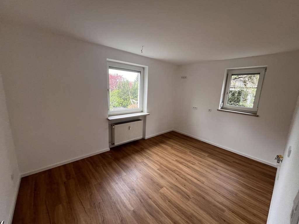 Immobilie in Lappersdorf - 3,6 % Rendite! Teilvermietetes saniertes 3-Fam.-Haus in Lappersdorf, 1. OG frei - Bild 2