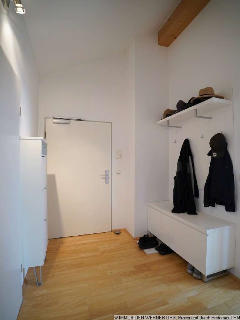 Immobilie in Raubling - ***Schöne 2-Zimmer-DG-Wohnung mit Stellplatz in Bahnhofsnähe in Raubling*** - Bild 2