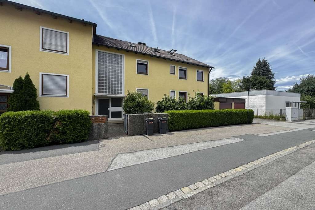 Immobilie in Altdorf bei Nürnberg - Mehrfamilienhaus mit drei vermieteten Einheiten – Solide Kapitalanlage mit Entwicklungspotenzial - Bild 0
