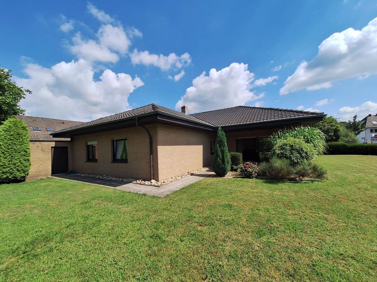 Immobilie in Rheda-Wiedenbrück - Rheda |großzügiger, mod.-bed. teilunterkellerter Winkelbungalow | Zufahrt | Garten | Garage | Entwicklunsgpotenzial - Bild 1