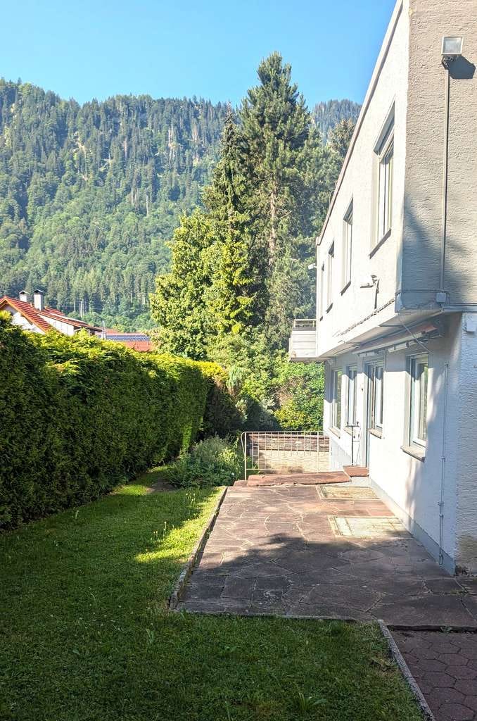 Immobilie in Immenstadt im Allgäu - Großzügiges Eigenheim angebaut an ein Wohn- und Geschäftshaus - Bild 0