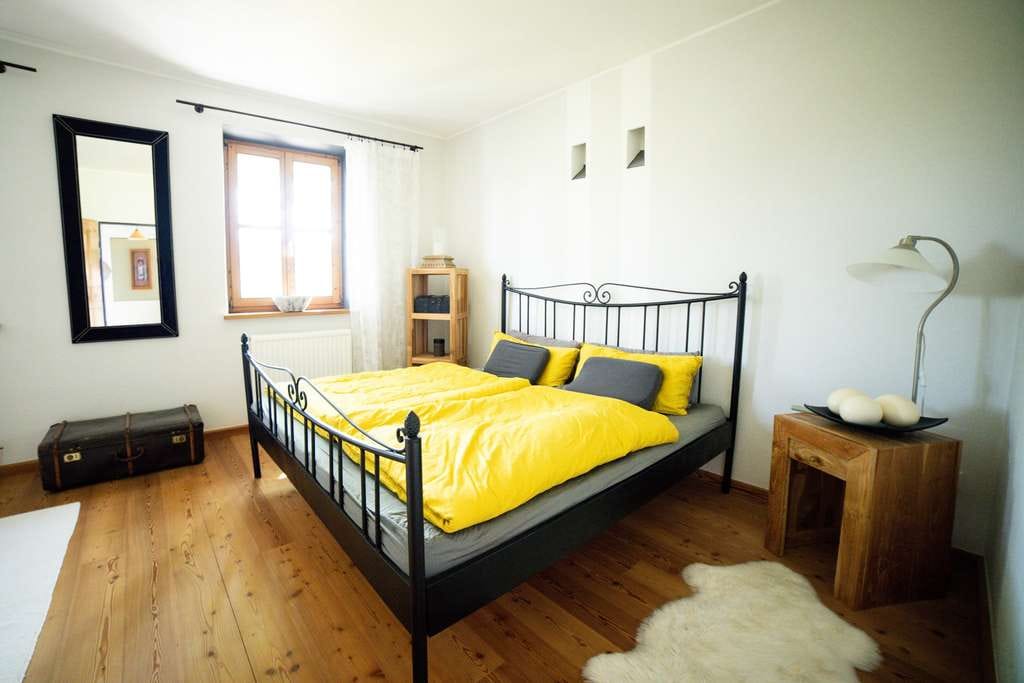 Immobilie in Edling - Charmante Maisonette-Wohnung mit „Haus-im-Haus“-Charakter, Sichtdachstuhl & Garten - Bild 4