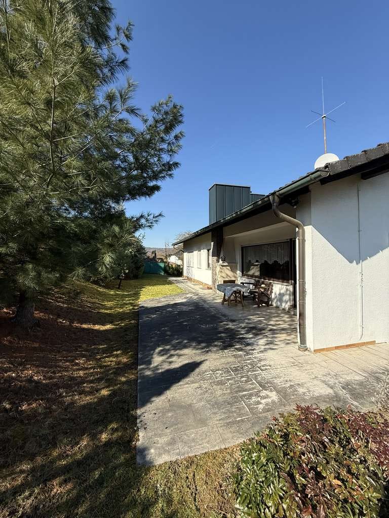 Immobilie in Wörth am Main - Freistehendes 2-3 Familienhaus mit Doppelgarage und großem Garten in Wörth - Bild 1