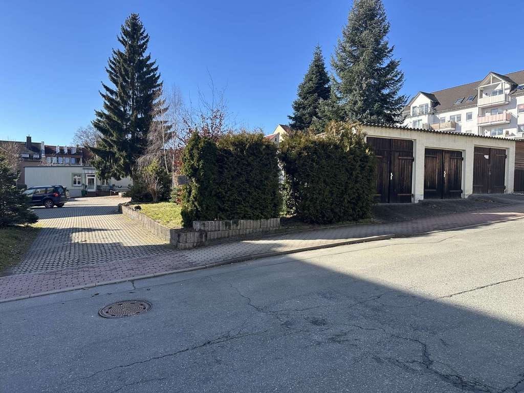 Immobilie in Hohenstein-Ernstthal - Kleines Mehrfamilienhaus mit Mietergärten und Stellplätzen - Bild 1