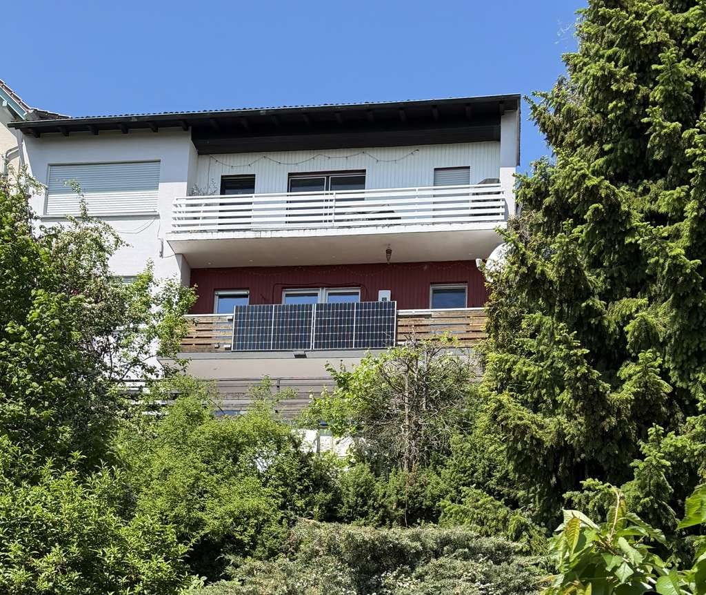 Immobilie in Lahnau - Wohnen über dem Lahntal: Einzigartiger Panoramablick und vielseitiges Raumkonzept - Bild 1