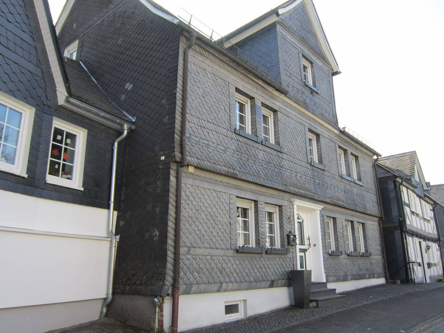Immobilie in Bad Berleburg - Einfamilienhaus in der Altstadt von Bad Berleburg mit Blick über die Stadt und direktem Blick auf das Schloß - Bild 1