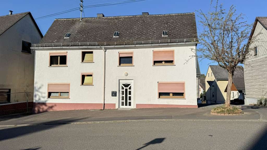 Immobilie in Meudt - Solides vollvermietetes 4 Parteienhaus mit Stellplätzen in zentraler Lage bei Wallmerod! - Bild 1