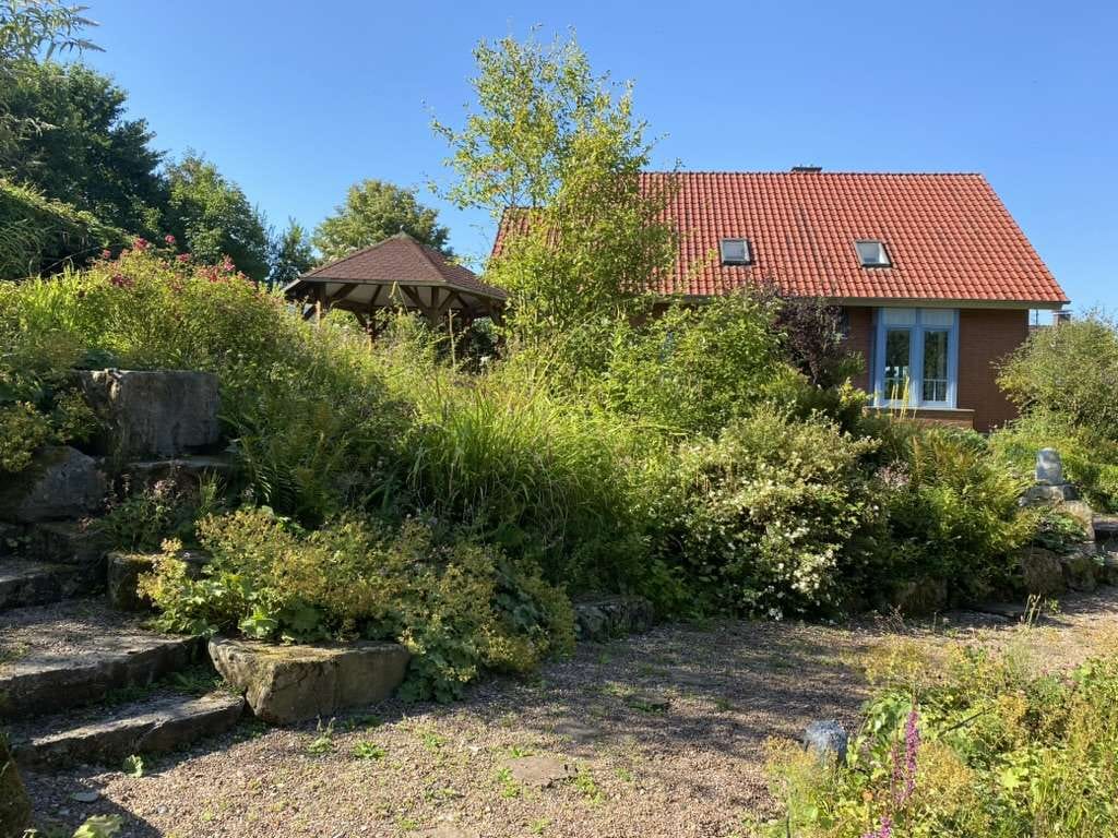 Immobilie in Lauenförde - Leben im Grünen: Liebevoll gepflegtes EFH mit neuer Wärmepumpe & PV (2024) &  großem Naturgrundstück - Bild 0