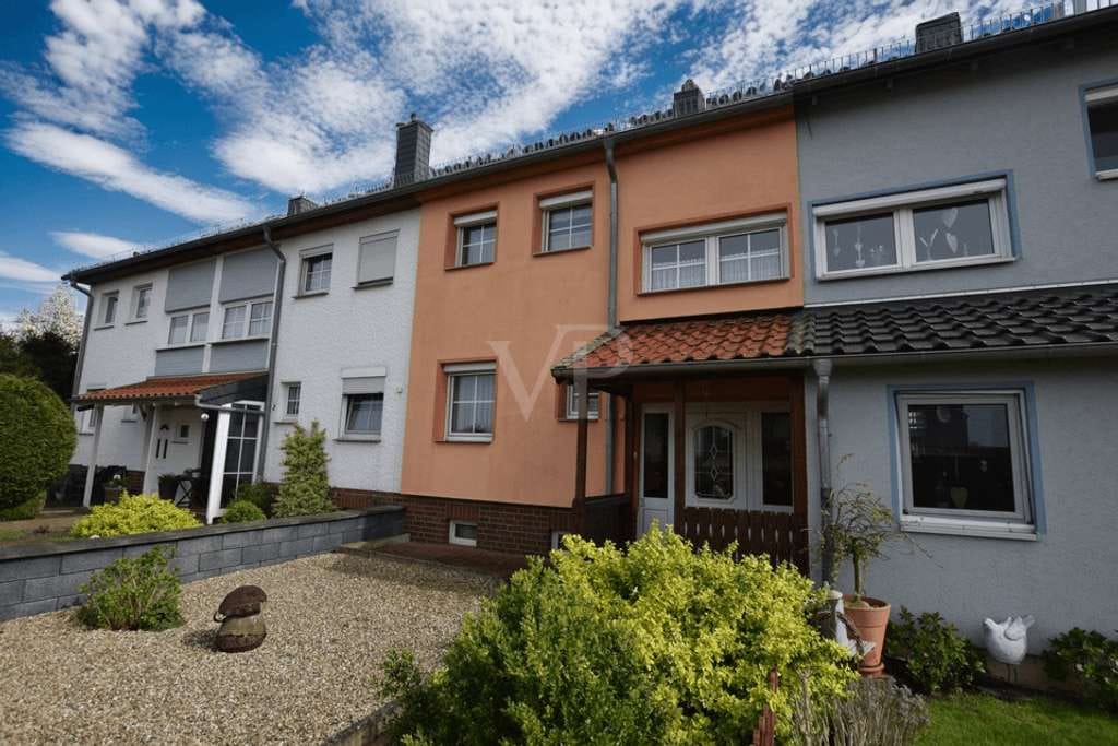 Immobilie in Querenhorst - Haus statt Wohnung -
Gemütliches Reihenhaus mit Garten und drei Garagen - Bild 0
