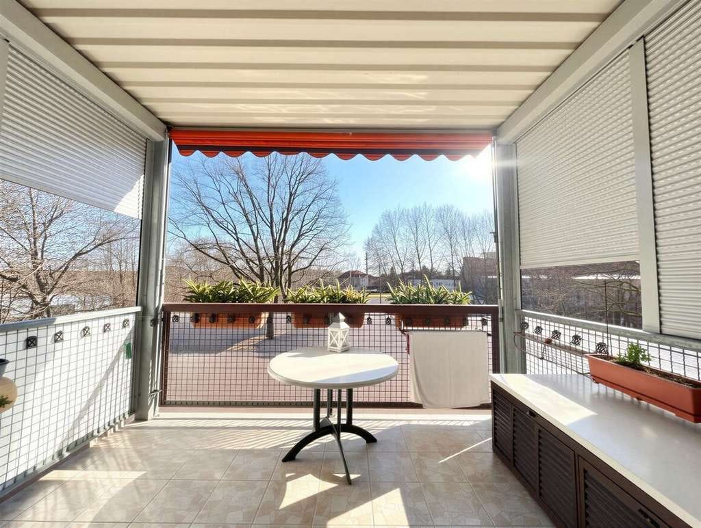 Immobilie in Hermsdorf - Extravagante Wohnung mit exklusivem Bad und Balkon sowie privatem Stellplatz und Einbauküche - Bild 0
