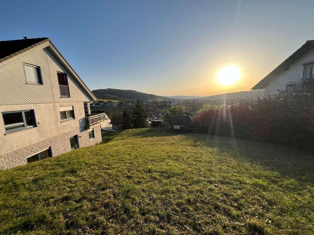 Immobilie in Schlüchtern - * RESERVIERT * Gepflegtes Haus mit Einliegerwohnung am Hang mit herrl. Fernblick und in Waldrandlage - Bild 1