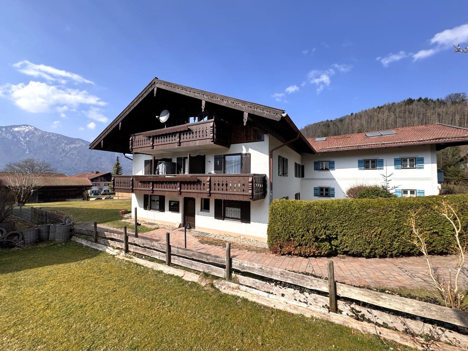Immobilie in Unterwössen - Ruhige 2,5-Zi.-Mansarden-ETW mit 2 Bergblick-Südbalkonen, FBH, Gemeinschafts-Garten und Garage - Bild 3