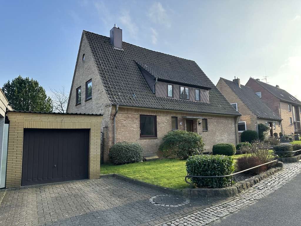 Immobilie in Büdelsdorf - Besonders familiengerechtes, charmantes Einfamilienhaus mit Doppelgarage und tollem Garten! - Bild 1