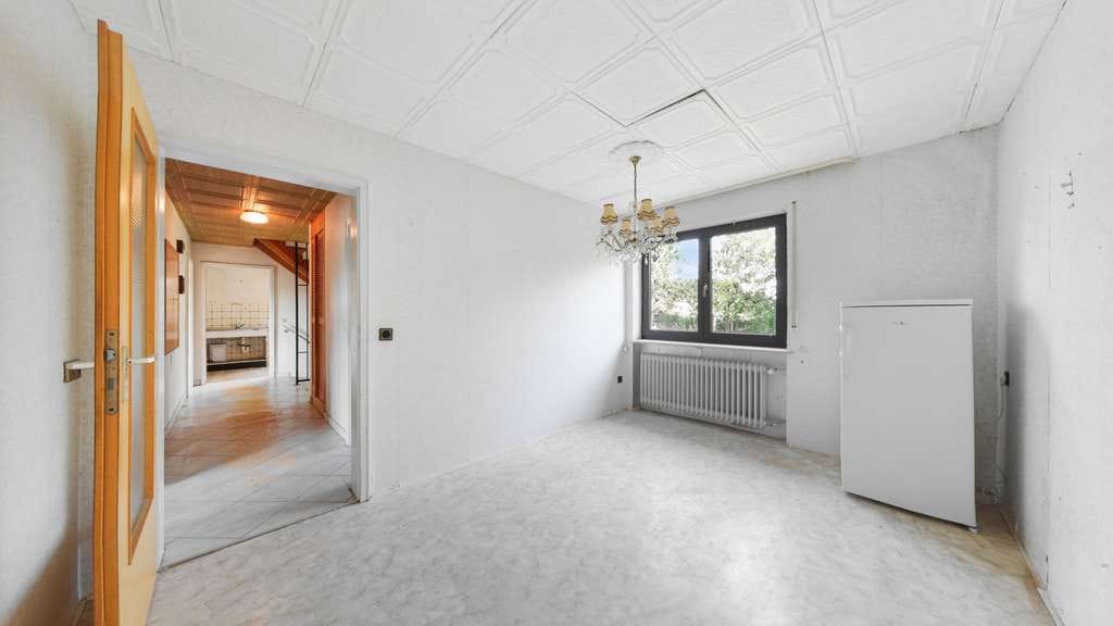 Immobilie in Emskirchen - Viel Platz für neue Ideen: Einfamilienhaus mit Gartenparadies und Entwicklungspotenzial - Bild 3