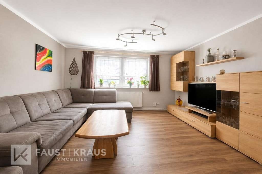 Immobilie in Weibersbrunn - Gepflegtes Wohnhaus mit großem Grundstück, Garage, Carport und vielseitigen Nutzungsmöglichkeiten - Bild 2