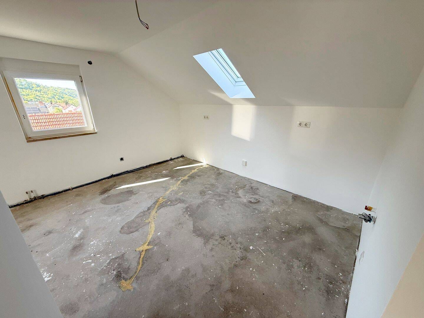 Immobilie in Ochsenfurt - Stilvolle Dachgeschosswohnung mit großzügiger Wohnküche in kernsaniertem Mehrfamilienhaus - Bild 4