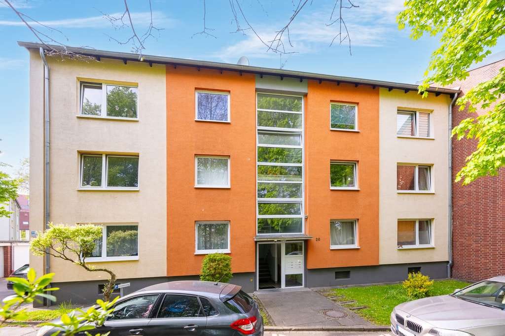 Immobilie in Frechen - Gepflegtes 6-Parteien-Haus mit Balkonen, Garagenhof und Stellplätzen in gefragter Wohnlage - Bild 1