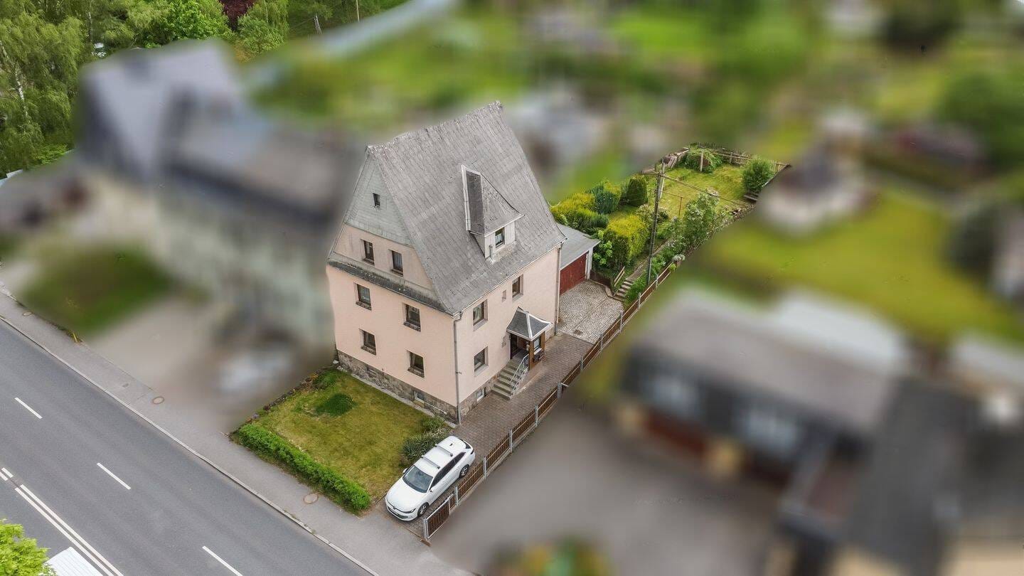 Immobilie in Aue-Bad Schlema - Viel Platz für die ganze Familie - Charmantes Reihenendhaus mit großem Potenzial - Bild 0