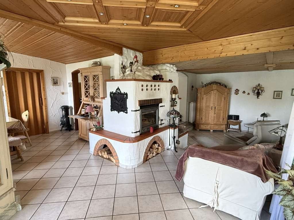 Immobilie in Meßkirch - Teilsaniertes Wohnhaus mit Pool, Doppelgarage und ganz viel Charme - Bild 2