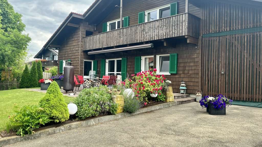 Immobilie in Bad Grönenbach - Isartaler Holzhaus in ruhiger Lage auf großem Grundstück mit Praxis - Bild 0