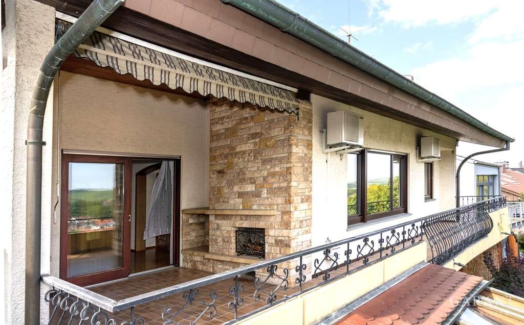 Immobilie in Kirchheim am Neckar - !!! Mehrgenerationenhaus mit zwei Wohneinheiten in schöner, ruhiger Panorama-Aussichtslage !!! - Bild 1