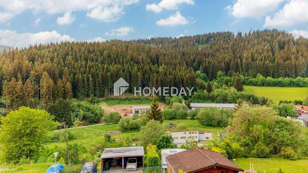 Immobilie in Vöhrenbach - Kleines Einfamilienhaus mit schönem Ausblick und Garagen - Bild 1
