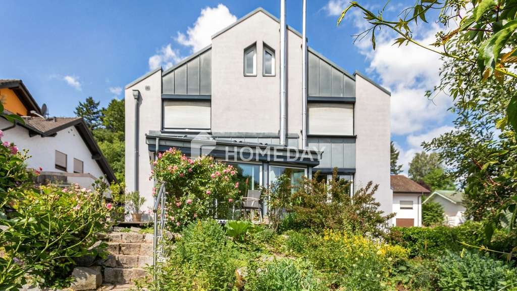 Immobilie in Karlsbad - Urlaub jeden Tag: Exklusives Einfamilienhaus in Karlsbad mit Indoor-Pool, Sauna & Kamin - Bild 1