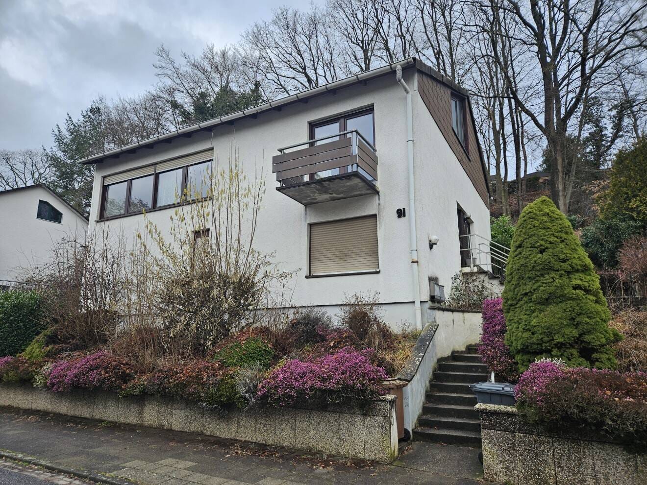 Immobilie in Kaiserslautern - Gut aufgeteiltes 2-Familienhaus / Doppelgarage in guter Lage von Kaiserslautern - Bild 0