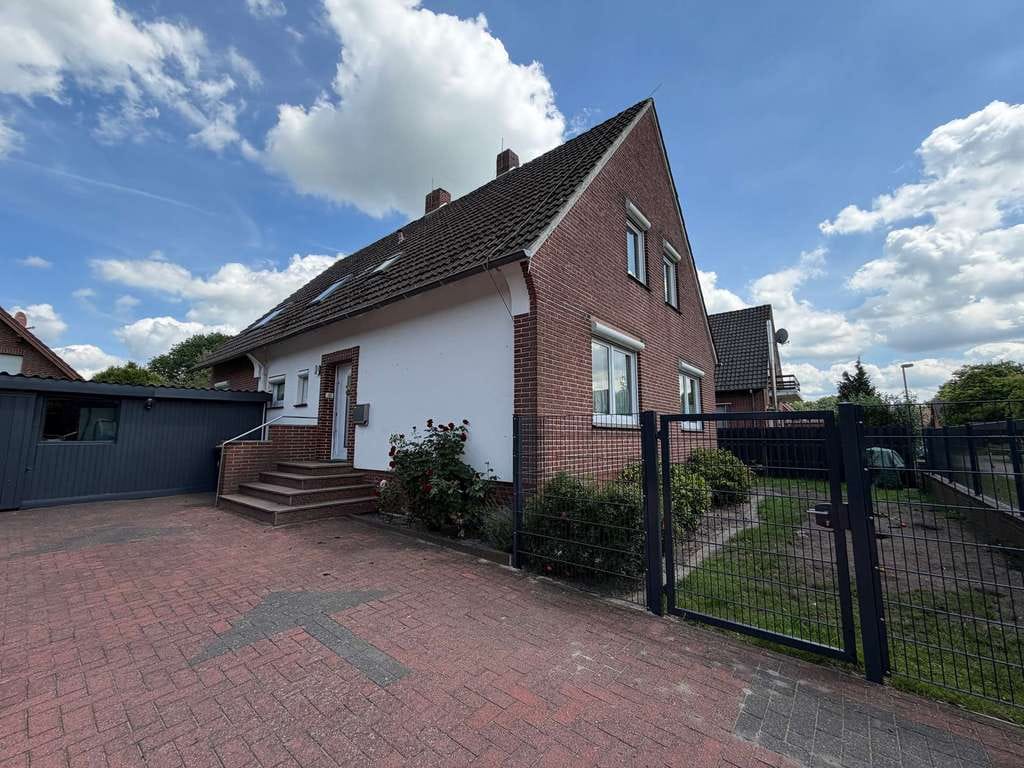 Immobilie in Hude (Oldenburg) - Modernisiertes Zweifamilienhaus–bestehender Energieausweis stammt aus der Zeit vor der Kernsanierung - Bild 0