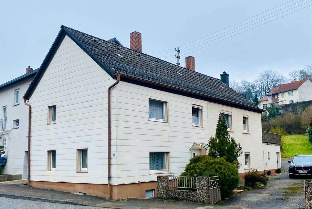 Immobilie in Queidersbach - Einfamilienhaus mit weitläufigem Grundstück zur vielseitigen Nutzung - Bild 0