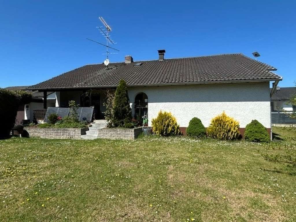 Immobilie in Wallersdorf - Komfortables Wohnen in einem großzügigen Einfamilienhaus mit Einliegerwohnung - Bild 1