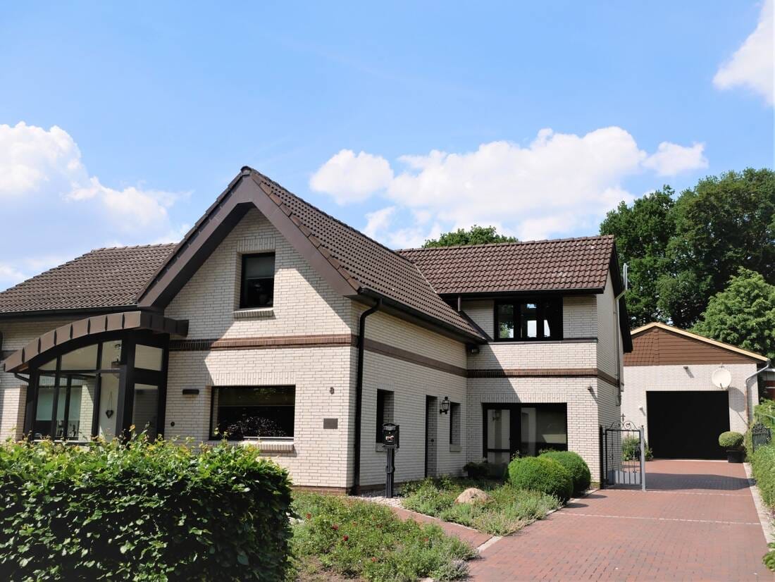 Immobilie in Nordhastedt - Neuer Preis ! Leben und Arbeiten vereint an einem Ort - Großzügiges  EFH m. 2 ELW  und 240 m² Hallengebäude - Bild 0
