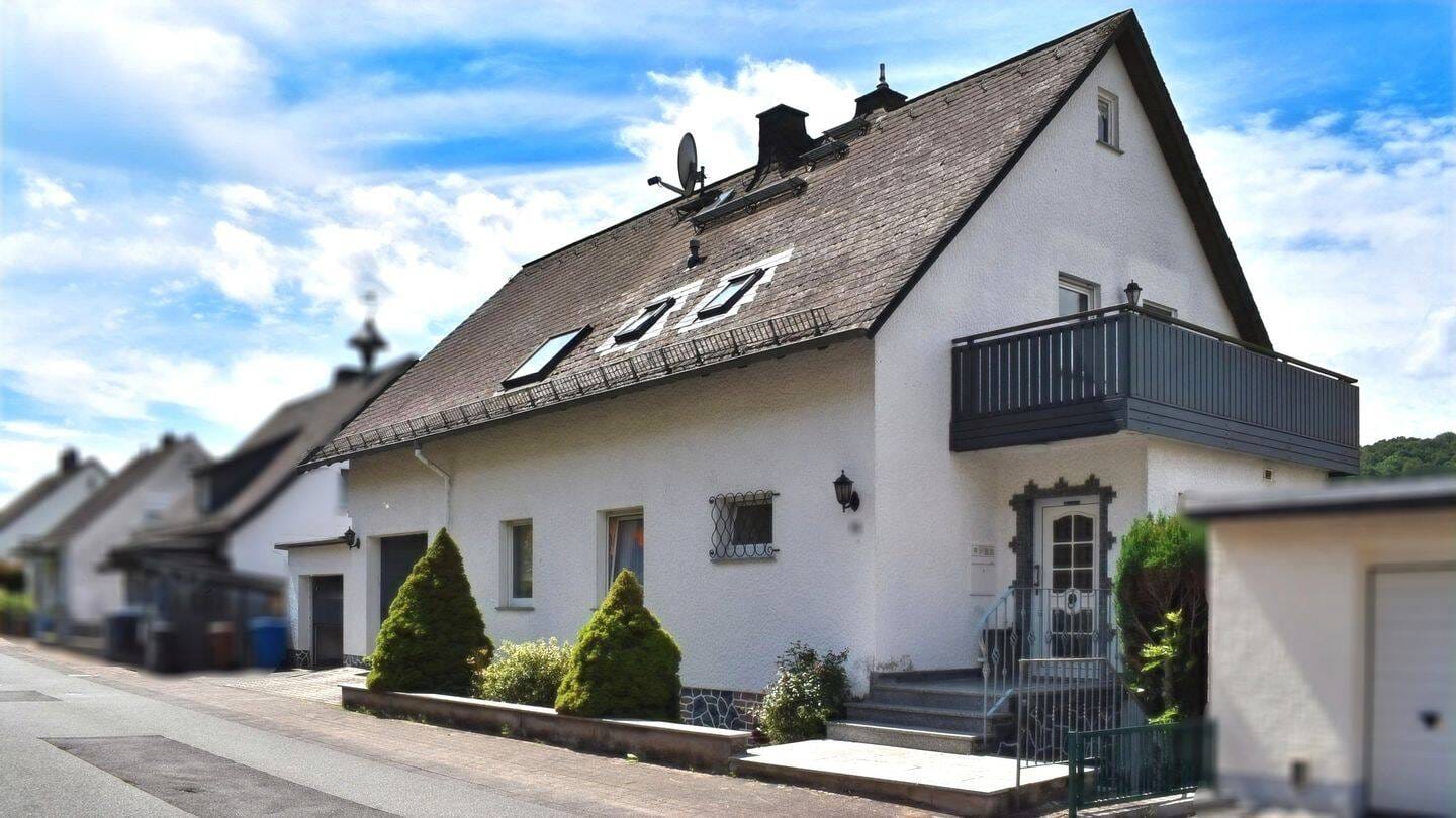 Immobilie in Mengerskirchen - Flexibel nutzbares Einfamilienhaus mit Einliegerwohnung Mengerskirchen ++ Dillhausen ++ - Bild 1