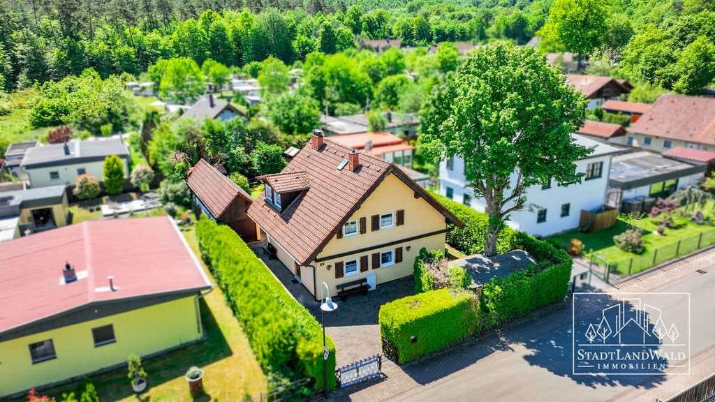 Immobilie in Ludwigswinkel - Ruhe, Natur und Wohnqualität: Attraktives Einfamilienhaus zw. Wald u. See - Bild 1