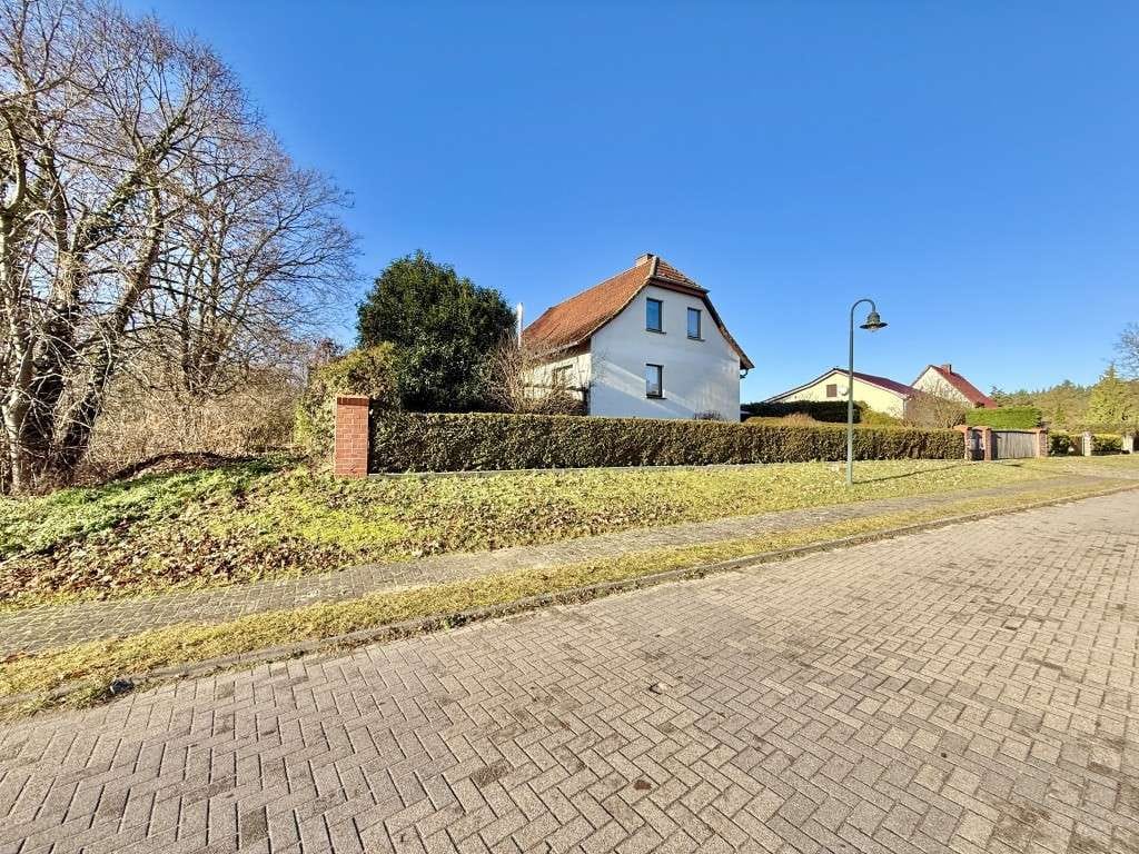 Immobilie in Fürstenberg/Havel - Einfamilienhaus mit Vollkeller und Massivgarage in Ruhiger Lage mit viel Platz - Bild 0