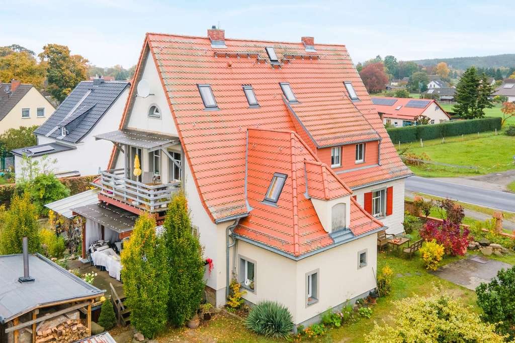 Immobilie in Altlandsberg - Mit Keller, zwei Einbauküchen, Kamin, großem Nebengebäude u.v.m.: Ein-/Zweifamilienhaus in Gielsdorf - Bild 1