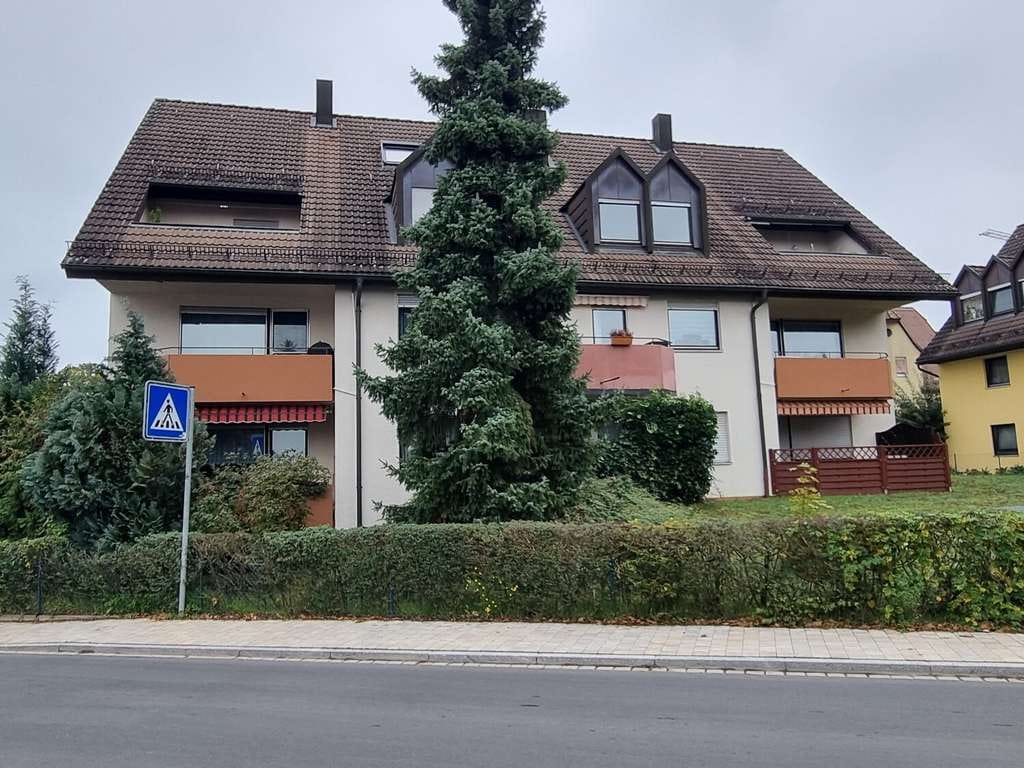Immobilie in Altdorf bei Nürnberg - 4-Zimmer-DG-Maisonette-ETW mit Loggia, großer Garage und Stellplatz in zentraler Altdorf-Wohnlage - Bild 2