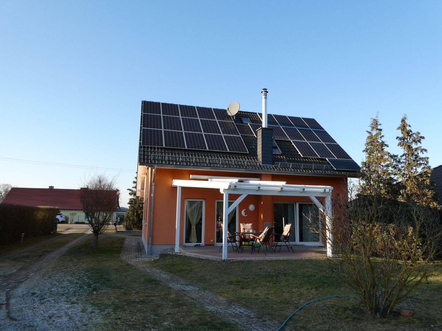 Immobilie in Lebus - Sehr schönes bezugsfertiges Einfamilienhaus mit Kamin, Photovoltaik,  Überdachte Terrasse – Doppelgarage mit Werkstatt, Pool, Pavillon - Bild 1