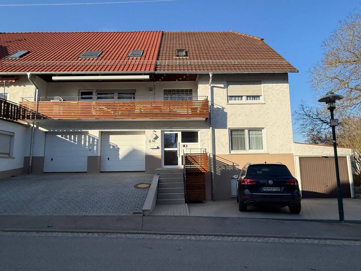 Immobilie in Hechingen - Geräumige DHH mit 3 Wohnungen in ruhiger Ortsrandlage. Ideal für Kapitalanleger oder Großfamilien   - Bild 1