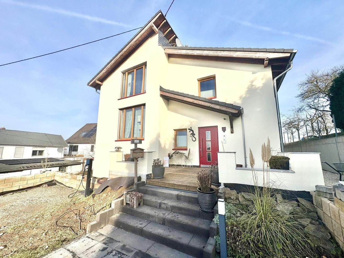 Immobilie in Münstermaifeld - Neuwertiges Einfamilienhaus mit Einliegerwohnung - Split-Level-Architektur inklusive Weitblick - Bild 1