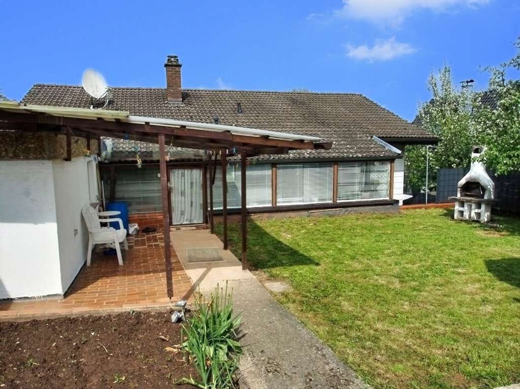 Immobilie in Mosbach - Bewegungsfreiheit, Ruhe u. Natur! Gemütliches Einfamilienhaus m. ELW, 2 Garagen u. großem Grundstück - Bild 2