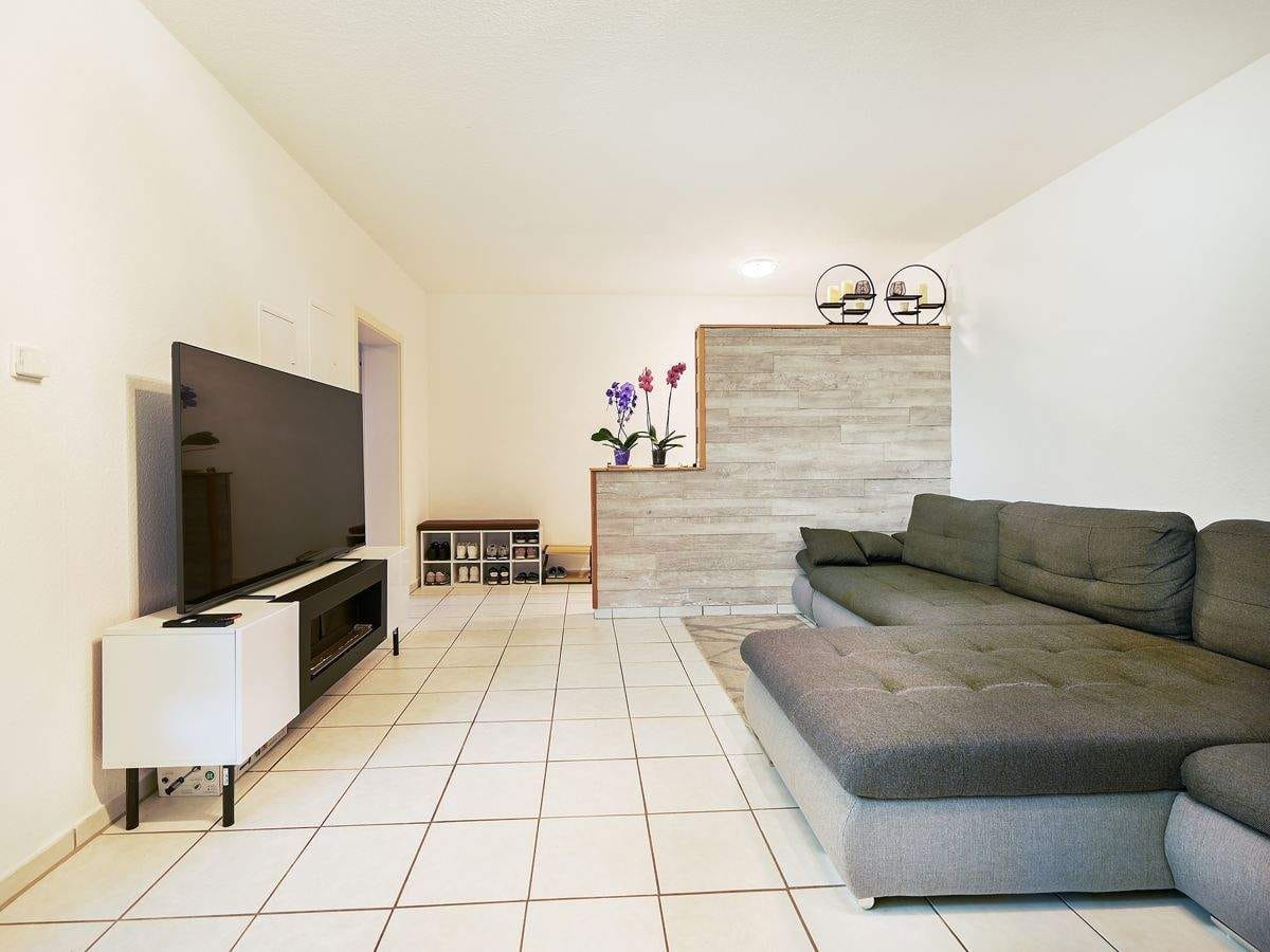 Immobilie in Karlsdorf-Neuthard - Helle Souterrainwohnung mit 2 Terrassen - gute Rendite & sichere Vermietung - Bild 2