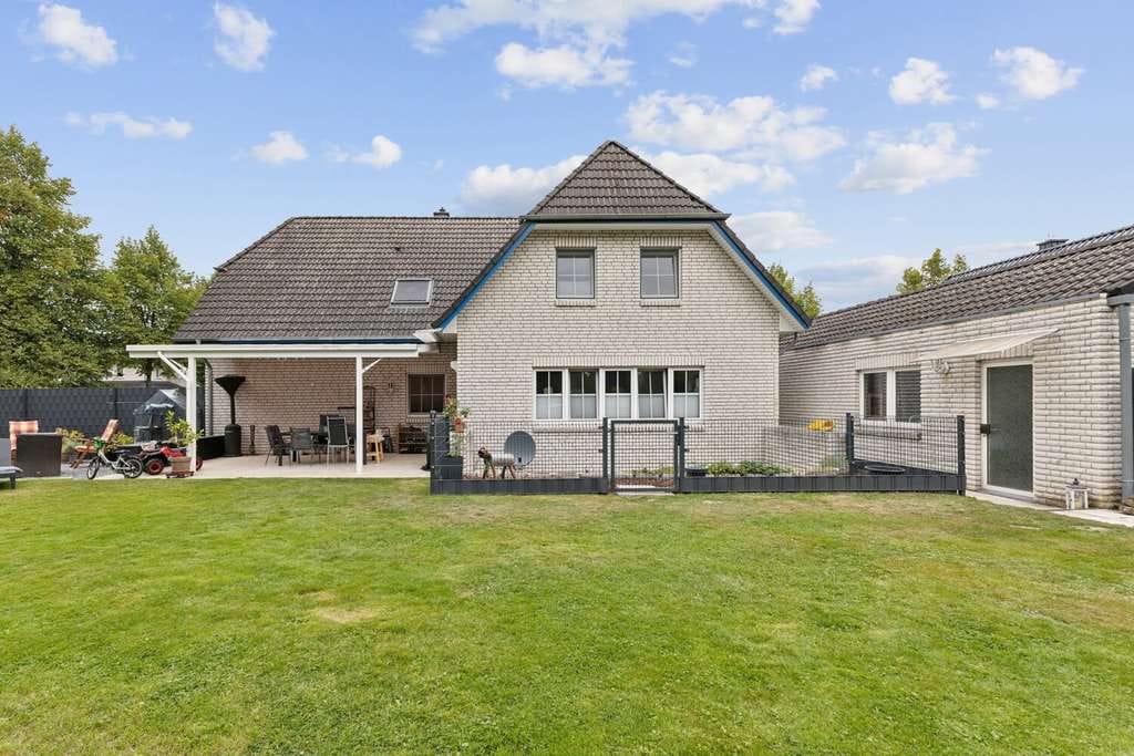 Immobilie in Oyten - Zweifamilienhaus mit Gewerbepotential und 7 Stellplätzen – Platz für Wohnen und Arbeiten in Oyten! - Bild 4