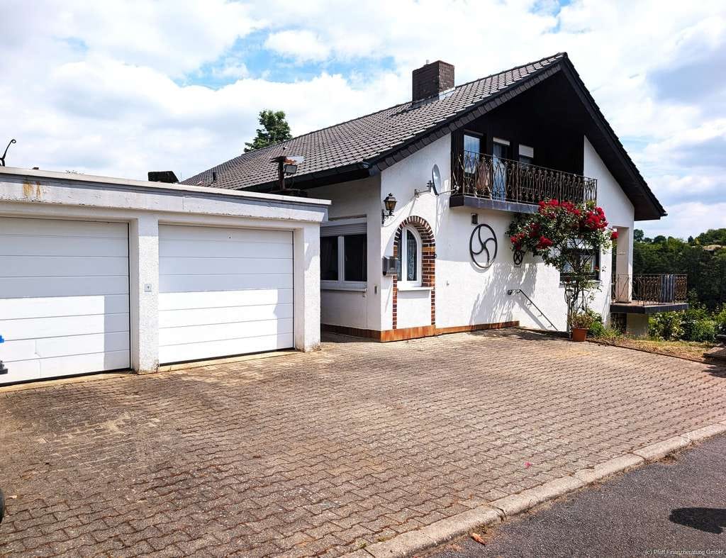 Immobilie in Buchen (Odenwald) - Viel Platz für Ihre Lebensentwürfe: Freistehendes Einfamilienhaus mit Einliegerwohnung und Ausbaupot - Bild 1