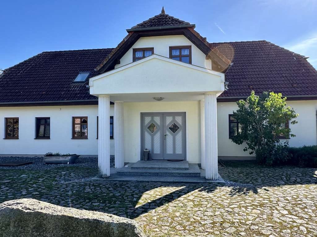 Immobilie in Blesewitz - Gutshaus mit 10.000 m² Land in idyllischer Lage bei Anklam - Bild 0