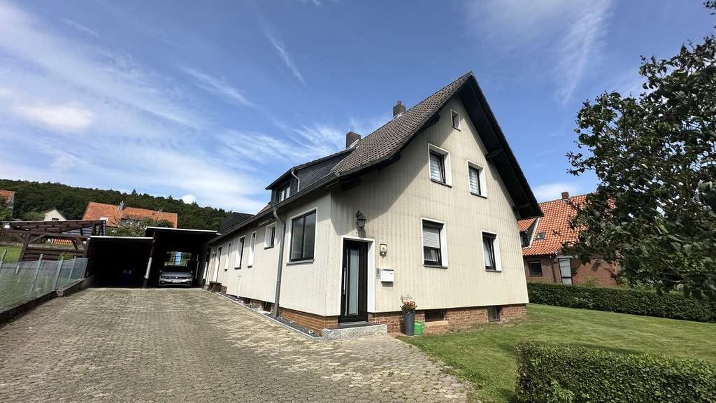 Immobilie in Hahausen - Modernisiertes 10-Zimmer Haus in Hahausen mit Garten und Garage - Bild 0