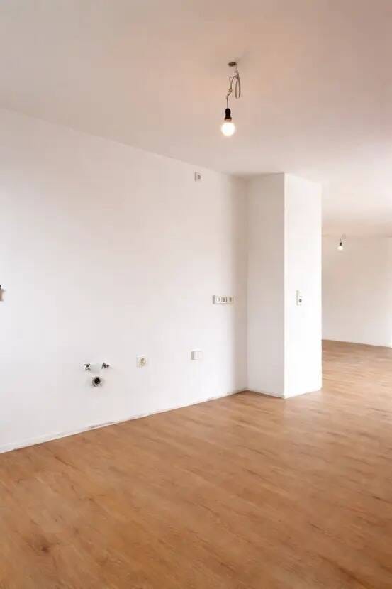 Immobilie in Adelsried - Lichtdurchflutetes Wohnen über den Dächern - sanierte Dachgeschosswohnung mit großzügigem Garten - Bild 2