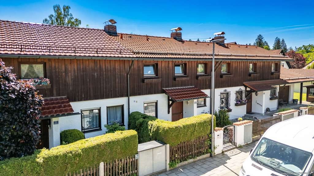 Immobilie in Putzbrunn - Familientraum am Stadtrand in der Waldkolonie Putzbrunn: Helles RMH mit Garten & zwei Einzelgaragen. - Bild 0