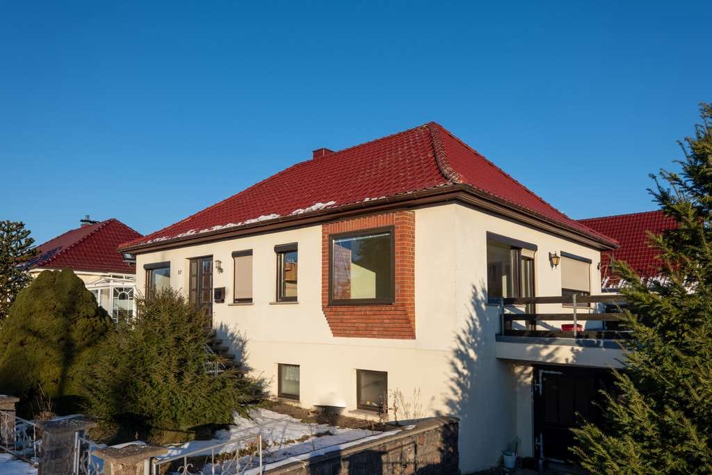 Immobilie in Neukalen - Listenpreis 150.000,00 € - Solides Einfamilienhaus in Neukalen mit Tiefgarage und  Garten - Bild 1