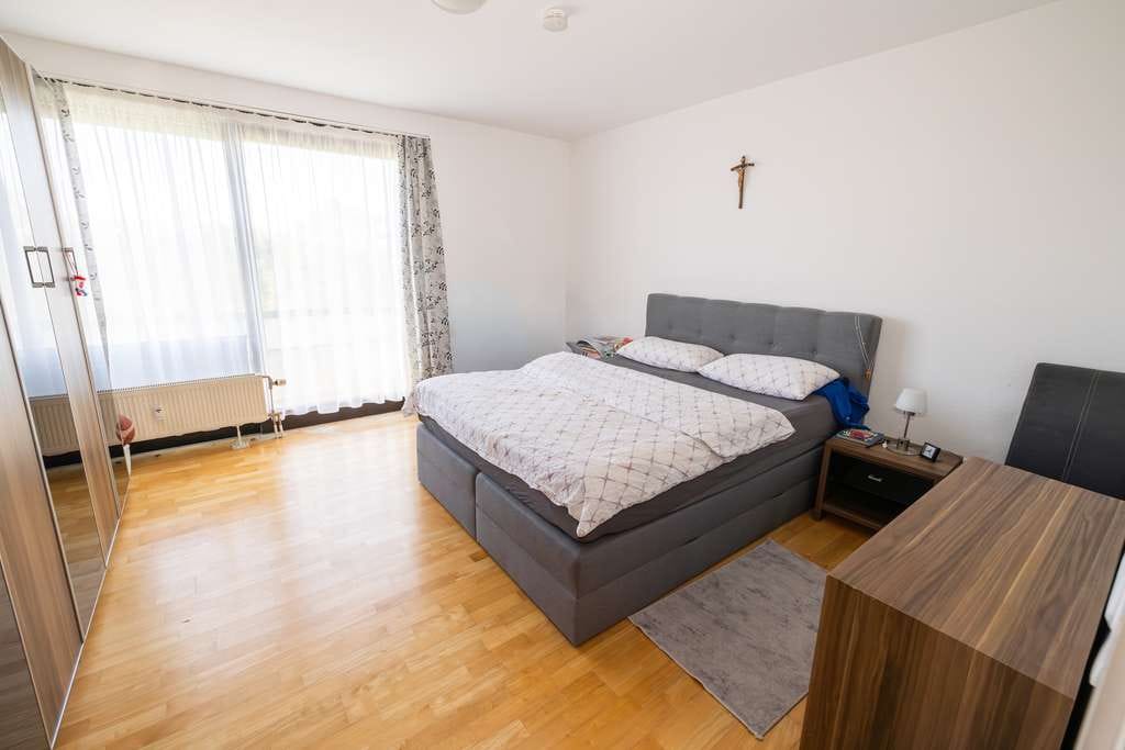 Immobilie in Aschheim - Zentrale Lage mit Privatsphäre: Flexibles 3,5- Zimmer-Wunder mit uneinsehbarer Dachterrasse - Bild 2